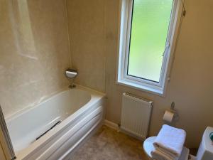 オトリーにあるLilac Lodge Retreat for 6 Set in One Acre of Landのギャラリーの写真