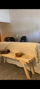 1 cama de madera con mesa y 2 sillas en VIGO Apto, en Belén de Escobar 1 foto más