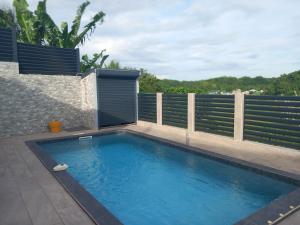 Bazén v ubytování Le Refuge du Colibri nebo v jeho okolí + 9 fotografií