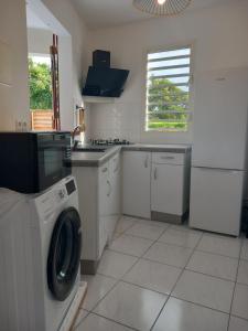 Kuchyň nebo kuchyňský kout v ubytování Le Refuge du Colibri