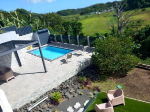 Bazén v ubytování Le Refuge du Colibri nebo v jeho okolí