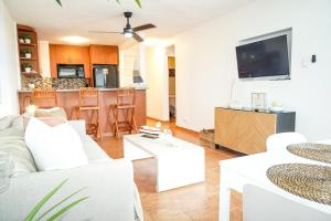 TV a/nebo společenská místnost v ubytování High Rise Beachfront condo With Panoramic Views