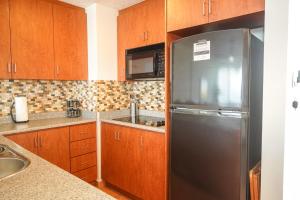 Kuchyň nebo kuchyňský kout v ubytování High Rise Beachfront condo With Panoramic Views