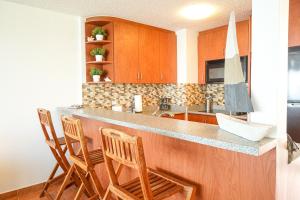 Kuchyň nebo kuchyňský kout v ubytování High Rise Beachfront condo With Panoramic Views