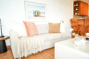 Posezení v ubytování High Rise Beachfront condo With Panoramic Views