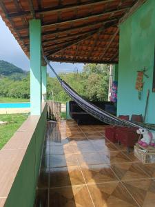 amaca appesa al lato di una casa di Camping encontro das águas a São Thomé das Letras