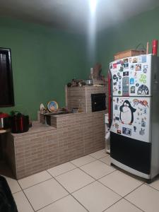 una cucina con frigorifero e calamite di Camping encontro das águas a São Thomé das Letras