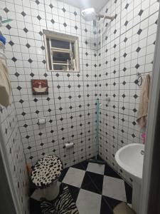 un bagno con una parete piastrellata in bianco e nero di Camping encontro das águas a São Thomé das Letras