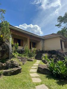 una casa con un camino enfrente en Pousada Chácara Pacheco, en Visconde De Maua
