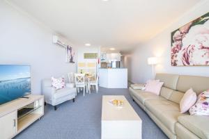 Posezení v ubytování The Landmark unit 405 Resort style, spectacular water views, lift, linen, pool, games room, port-a-cot and highchair.