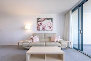 Posezení v ubytování The Landmark unit 405 Resort style, spectacular water views, lift, linen, pool, games room, port-a-cot and highchair.