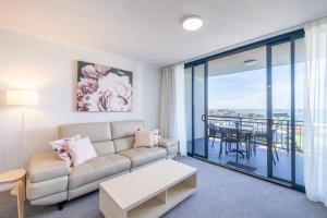 Posezení v ubytování The Landmark unit 405 Resort style, spectacular water views, lift, linen, pool, games room, port-a-cot and highchair.