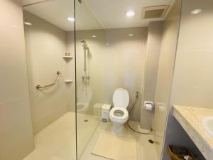 Koupelna v ubytování Rayong Resort Hotel โรงแรมระยองรีสอร์ท