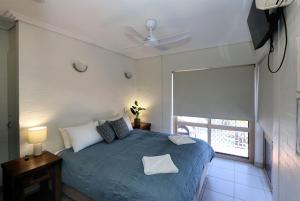 Postel nebo postele na pokoji v ubytování Shoreline Apartments - Unit 15 + 17 fotografií