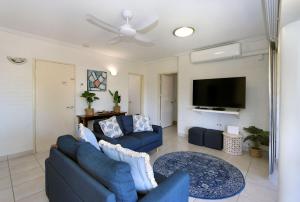 TV a/nebo společenská místnost v ubytování Shoreline Apartments - Unit 15