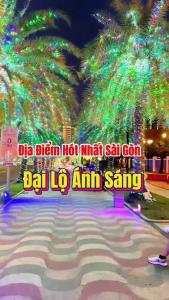 une photo d'un arbre de Noël avec les mots dlp amm économisés dans l'établissement Khu đô thị Vinhomes Grand Park Tp Thủ đức Tp HCM, à Long Thạnh Mỹ