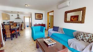 a living room with a blue couch and a table at 2 hab 2 baños vista y a pasos de la playa in Punta Cana