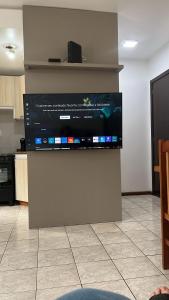 Et tv og/eller underholdning på Espaçoso 1 d perto do mar com vaga + 7 billeder