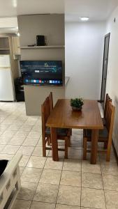 Køkken eller tekøkken på Espaçoso 1 d perto do mar com vaga