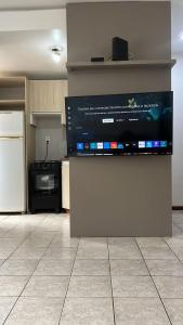 Et tv og/eller underholdning på Espaçoso 1 d perto do mar com vaga