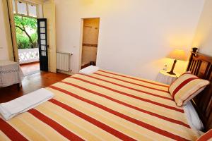 a hotel room with a bed and a dresser at Casa de Serpa - Turismo Rural in Serpa