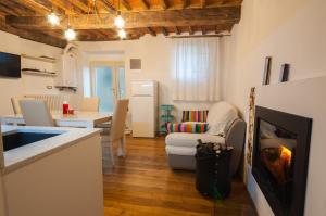 cocina y sala de estar con cocina y sala de estar. en Castle Holiday Home en Castagneto Carducci