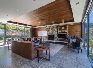 Posezení v ubytování Lakeview by Sothebys Luxury Rental Homes