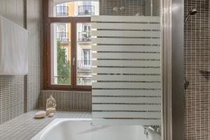 Koupelna v ubytování AC Hotel Recoletos by Marriott