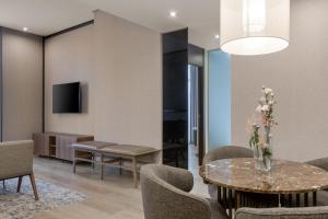 TV a/nebo společenská místnost v ubytování AC Hotel Recoletos by Marriott