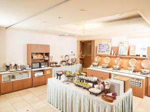 那覇市にあるホテルサンパレス球陽館の広いキッチン(テーブル、食べ物付)