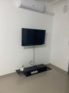 TV a/nebo společenská místnost v ubytování Oval View Residencies