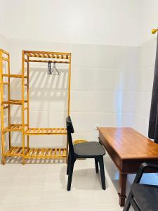 een stoel naast een tafel en een basketbalring bij Gatep Tree in Uluwatu