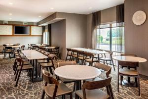 万豪春季山丘套房公园附近赫尔希酒店餐厅或其他用餐的地方