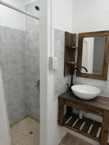 un bagno con lavandino e specchio di Capriche Departamentos - Monoambientes a Río Gallegos