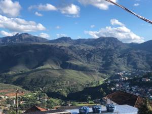 a view of the mountains from the top at Flats Santana Apartamento a 2km do centro, com garagem gratuita, a combinar in Ouro Preto