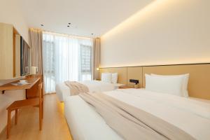 Postelja oz. postelje v sobi nastanitve Phoenix Ancient City Courtyard Hotel凤凰古城庭院酒店