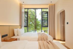 Postelja oz. postelje v sobi nastanitve Phoenix Ancient City Courtyard Hotel凤凰古城庭院酒店