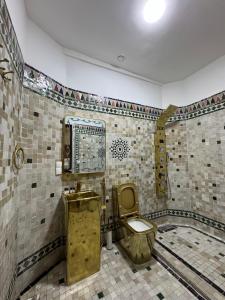 ein Badezimmer mit Toilette und Waschbecken in der Unterkunft Riad Asswar in Rabat + 68 Fotos