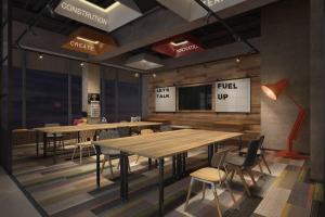 南京市にあるMoxy Nanjing Jiangningのカンファレンスルーム(テーブル、椅子、テレビ付)