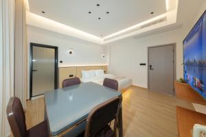 Postelja oz. postelje v sobi nastanitve Phoenix Ancient City Courtyard Hotel凤凰古城庭院酒店