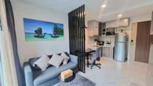 Cucina o angolo cottura di B506-top Floor Pool View 1 Br At Ao Nang Beach