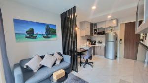 Cucina o angolo cottura di B506-top Floor Pool View 1 Br At Ao Nang Beach