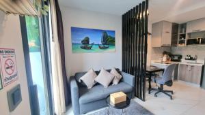 Cucina o angolo cottura di B506-top Floor Pool View 1 Br At Ao Nang Beach