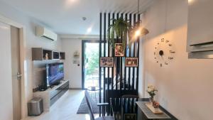 TV o dispositivi per l'intrattenimento presso B506-top Floor Pool View 1 Br At Ao Nang Beach