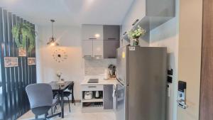 Cucina o angolo cottura di B506-top Floor Pool View 1 Br At Ao Nang Beach