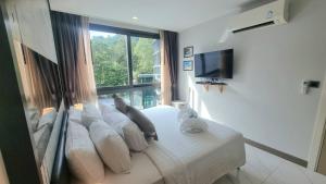TV o dispositivi per l'intrattenimento presso B506-top Floor Pool View 1 Br At Ao Nang Beach