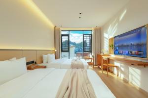 Postelja oz. postelje v sobi nastanitve Phoenix Ancient City Courtyard Hotel凤凰古城庭院酒店