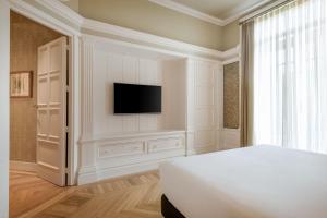 TV a/nebo společenská místnost v ubytování Hotel Palacio del Retiro, Autograph Collection