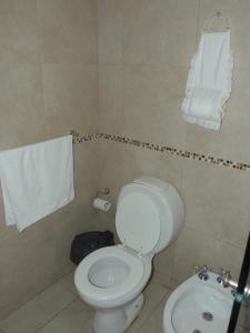 bagno con servizi igienici bianchi e lavandino di Hotel del Tren a Salta