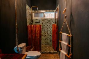 een badkamer met een toilet en een douche met een rood gordijn bij Cielito 1 in Tulum +143 foto's